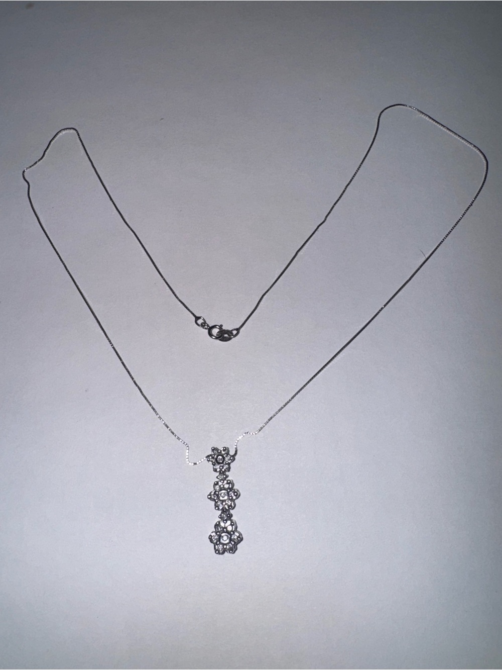 Necklace and pendant 14K white gold, 3 flowers diamonds
